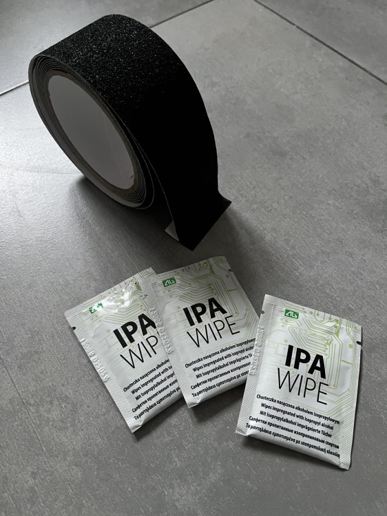 Jak odtłuścić podłoże przez przyklejeniem taśm antypoślizgowych