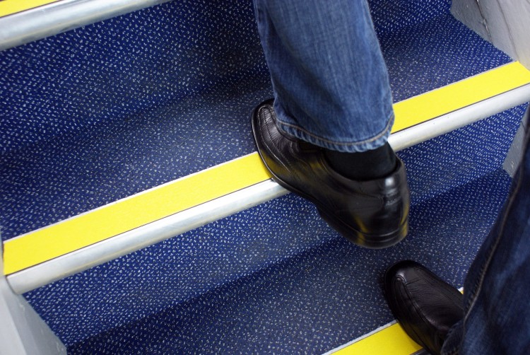 Taśma Antypoślizgowa Żółta na Schody - Wszystkie Powierzchnie