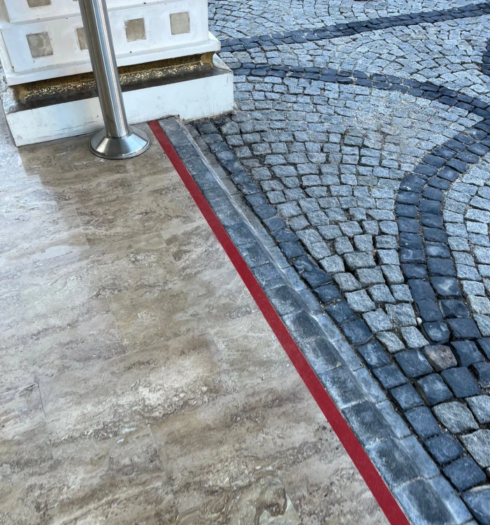 Zewnętrzna Czerwona Taśma Antypoślizgowa Hotelarstwo.jpg